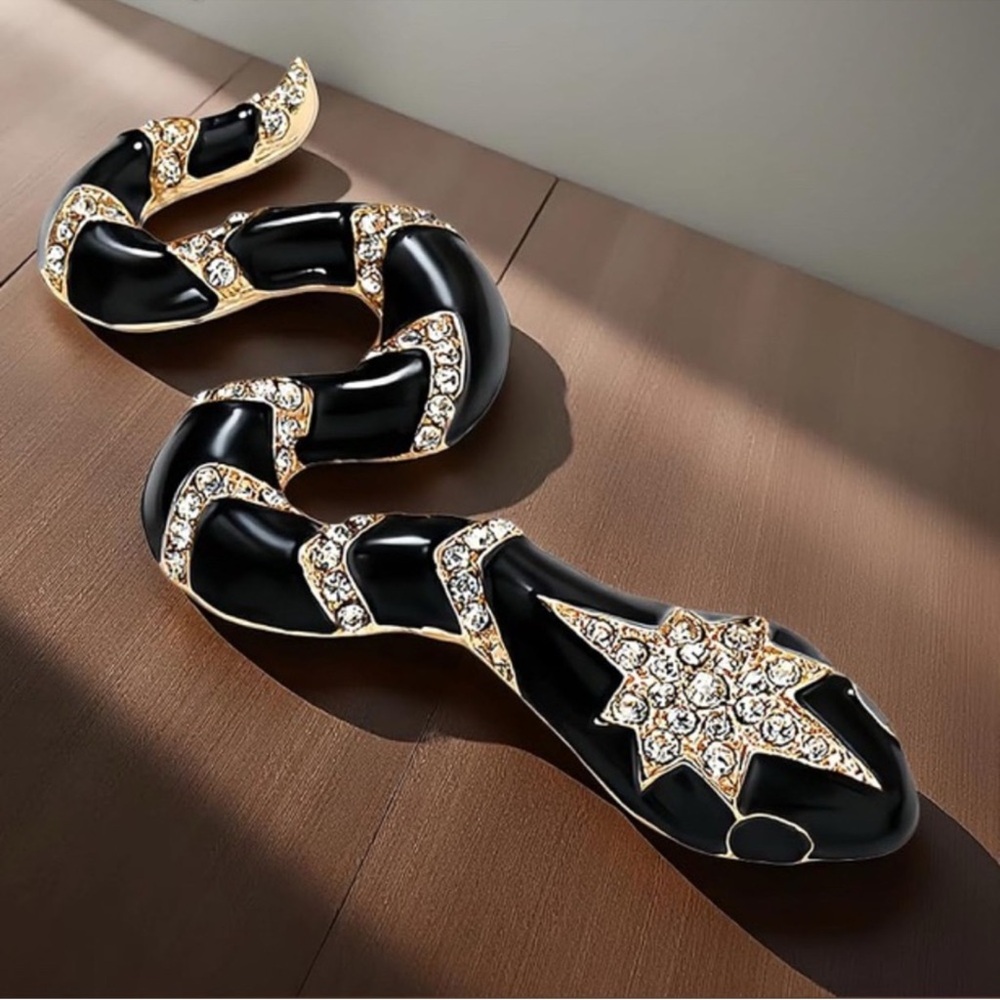 Serpenti Black Gold Snake Brooch - Picture 4 of 8